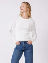 Buzo de punto marca Zac & Rachel en color blanco, con cuerpo de textura acanalada y mangas largas con diseño de punto calado. Presenta cuello redondo a la base y puños ajustados.