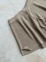 Short negro de tiro medio/alto con cordones para ajustar, confeccionado en lurex y viscosa.