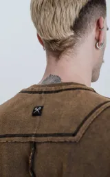 Buzo de cuello redondo con calce oversize y hombros caídos. Confeccionado en algodón gamuzado pesado con un proceso de lavado efecto óxido que genera un tono irregular. Presenta costuras expuestas a contratono y detalles de roturas en cuello, puños y ruedo, logrando una estética desgastada.