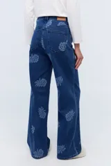 Jean wide leg de denim azul con estampado de rosas.