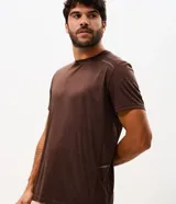 Remera deportiva de manga corta y cuello redondo, color celeste, con tecnología dry y detalles reflectantes en los hombros.