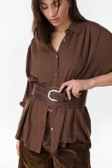 Faja ancha de cuero color marrón, con diseño estructurado y hebilla metálica ovalada con detalle grabado.