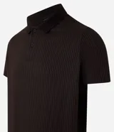 Polo de manga corta color marrón oscuro, de corte ajustado y cuello polo con cierre de botones. Presenta una textura acanalada vertical.