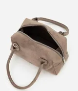 Cartera satchel mediana de Satinato, confeccionada en material sintético con textura de gamuza y efecto crocco. Presenta un diseño rectangular estructurado con asas fijas, cierre de cremallera doble metálico y correa larga desmontable.