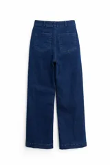 Jean de corte recto y tiro alto, confeccionado en denim azul oscuro con costuras reforzadas y cierre frontal con botón.