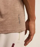 Remera deportiva de manga corta con cuello redondo, confeccionada en tejido técnico con tecnología Dry para mayor transpirabilidad y evaporación del sudor. Presenta un diseño básico con detalles reflectantes.