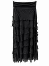 Pollera larga de color negro, con múltiples volados horizontales escalonados y terminaciones deshilachadas. Cuenta con cintura ancha elastizada.