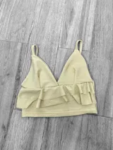 Top color rosa con breteles finos, escote en V y doble volado en el ruedo.