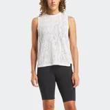 Musculosa deportiva Reebok de mujer, color blanco con estampado de piel de serpiente en tono gris claro. Tiene cuello redondo y corte holgado.