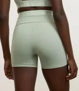Bermuda deportiva femenina color verde menta, de corte ajustado y tiro alto con elástico texturizado con lettering.