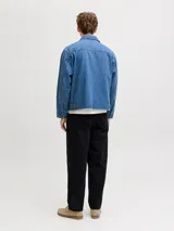 Pantalón chino negro de corte recto y holgado.