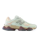 Championes urbanos New Balance modelo 9060, con diseño chunky que combina tonos verde menta, beige, rosa pastel y suela marrón con detalles en gris y azul. Empeine de malla con refuerzos de gamuza y entresuela esculpida con amortiguación.