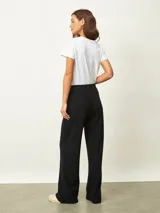 Pantalón negro de corte recto y tiro alto, con cintura elástica y diseño holgado.