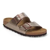 Sandalias Birkenstock modelo Arizona con dos correas ajustables con hebillas metálicas. Presentan una base de corcho anatómica y suela de goma, con acabado metalizado en color bronce.