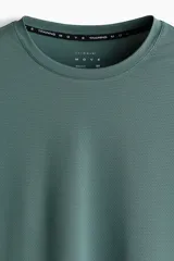 Remera deportiva de manga larga en tejido funcional con tecnología DryMove, diseñada para absorber el sudor y mantener la frescura durante el ejercicio. Presenta cuello redondo, corte estándar y aberturas laterales en el bajo.