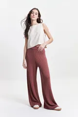 Pantalón de punto color ladrillo con diseño calado, cintura elástica y corte palazzo.