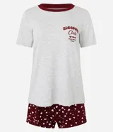 Conjunto de pijama compuesto por una remera gris de manga corta con cuello redondo en color bordó y estampado frontal con texto, y un short bordó con estampado de corazones blancos y cintura elástica.