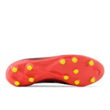 Championes de fútbol New Balance, con capellada negra y detalles en color coral y plateado.