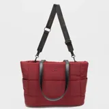 Bolso tipo tote Bubba modelo Tote Pair Travel, color bordo con diseño acolchado y detalles en negro. Cuenta con doble asa de hombro y correa larga ajustable y desmontable con la marca impresa.