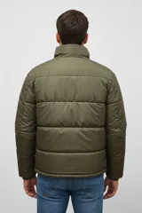 Campera acolchada negra, estilo puffer, con cuello alto y cierre frontal.