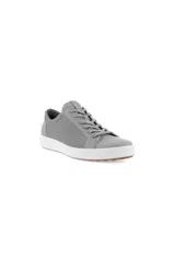 Championes urbanos Ecco Soft 7, color gris claro, con capellada de cuero liso y malla perforada, cordones planos y suela blanca.