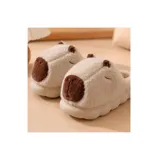 Pantuflas sin talón de diseño afelpado con la forma y detalles de una capibara, en color beige con hocico y orejas marrones, suela gruesa de PVC.