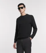 Suéter de punto para hombre, color celeste, con textura acanalada horizontal, cuello redondo y mangas largas con puños ajustados.