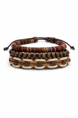 Set de tres pulseras para hombre. Una pulsera de cuentas negras mate con detalles de piedras verdes y cuentas metálicas plateadas. Dos pulseras de cuero sintético negro con diferentes texturas. Una pulsera de tela trenzada con diseño geométrico en blanco y negro.