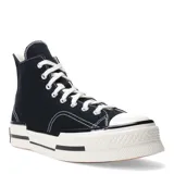 Championes de caña alta Converse Chuck 70 Plus, color negro con detalles en blanco. Confeccionados en lona con diseño asimétrico y entresuela de goma con detalles incrustados.