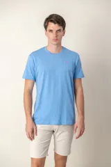 Remera azul marino de algodón con cuello redondo, manga corta, bolsillo en el pecho y logo bordado de un pájaro. Corte clásico.