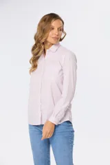 Camisa de manga larga con cuello clásico y corte recto, a rayas verticales rosas y blancas.