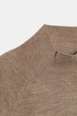 Jersey de punto oversize con cuello subido y mangas largas con diseño holgado.