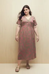 Vestido largo color verde oliva con estampado de hojas rosas, escote en V, botones al frente, mangas cortas y falda con leve vuelo.