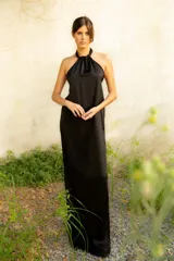 Top halter de satén negro, con cuello fruncido y ajuste en la nuca.