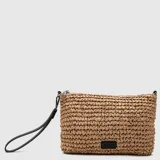 Clutch de mano tejido en rafia color camel, con cierre superior y correa de muñeca extraíble en color negro. Presenta una etiqueta decorativa con el logo de la marca en la parte inferior frontal.