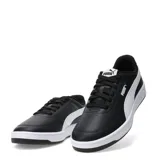Championes Puma modelo Court Classic Clean, de diseño urbano inspirado en el tenis, con capellada de cuero sintético en color negro, franja lateral característica en blanco y suela de goma blanca.