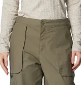 Pantalón cargo de corte holgado en color verde oliva. Presenta múltiples bolsillos funcionales, incluyendo bolsillos laterales de carga, cintura con cierre de botón y bragueta, y diseño resistente ideal para actividades al aire libre.