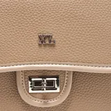 Bandolera de mano y hombro color taupe, confeccionada en material símil cuero con textura granulada. Presenta una solapa frontal con cierre metálico giratorio, asa superior rígida y correa larga ajustable y extraíble. Incluye logo metálico de la marca en la parte frontal.