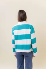 Sweater liviano de estilo rugby con diseño de rayas anchas horizontales en color blanco y verde agua. Presenta cuello polo con cartera de botones, mangas largas y un calce relajado de terminación recta.
