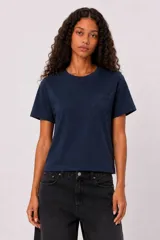 Remera azul marino de manga corta, con cuello redondo a la base y un bolsillo aplicado en el pecho. Presenta un corte holgado.