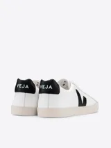 Championes Veja modelo Esplar, de diseño minimalista en color blanco con el logo lateral y detalle en el talón en color negro. Fabricados con cuero orgánico y suela de caucho amazónico.