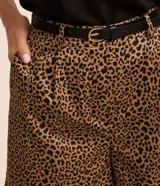 Short de sastrería marca Cortelle, con estampa de animal print de leopardo, trabillas en la cintura, cinturón estrecho de PU con hebilla metalizada y pliegues frontales.