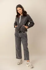 Campera de cuero negro con cuello desmontable de piel sintética en color celeste, cierre frontal y bolsillos laterales.