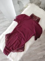 Body entallado de lycra color bordo con detalles en microtul y encaje. Con cuello alto y espalda descubierta.