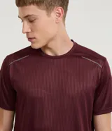 Remera deportiva de manga corta y cuello redondo, color celeste, con tecnología dry y detalles reflectantes en los hombros.