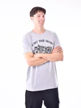 Remera negra de corte regular con estampa frontal de una moto y la frase "Start your engine".