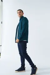 Camisa de viyela a cuadros negros, blancos y rojos, de corte slim fit, con bolsillos en el pecho, manga larga y cierre con botones.