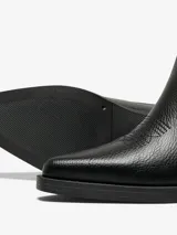 Botas estilo texanas de caña alta color negro, con diseño de costuras en relieve, punta cuadrada y taco bajo.