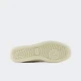 Championes urbanos New Balance modelo CT500, color blanco hueso con detalles en azul marino, confeccionados en gamuza y cuero, con logo "N" característico en los laterales y suela de goma.