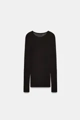 Camiseta de manga larga con cuello redondo y corte ajustado, confeccionada en algodón Supima.